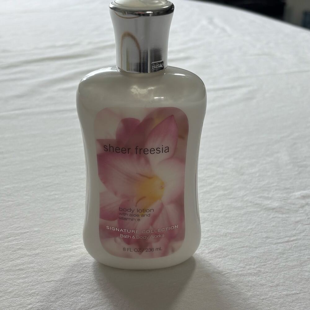 Bath & Body Works Sheer Freesia Signature Lotion Rare 8oz RETIRED - Picture 5 of 6
